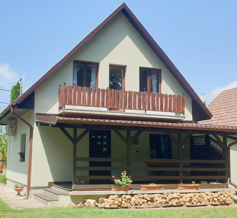 Kertes ház terasszal